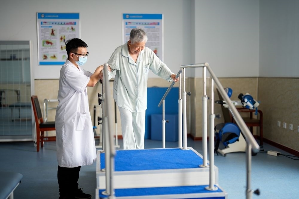 河北省灤南縣一家養(yǎng)老機構(gòu)的工作人員在指導老人進行康復訓練（2023年5月19日攝）。新華社記者 牟宇 攝