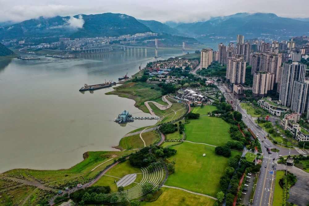 這是2023年6月7日拍攝的位于重慶市云陽縣的云陽城區(qū)環(huán)湖綠道（無人機照片）。當?shù)貙⑸鷳B(tài)治理與生態(tài)修復結(jié)合起來，兼顧城市旅游和運動休閑等功能需要，打造環(huán)縣城兩江四岸33公里綠道。新華社記者 唐奕 攝