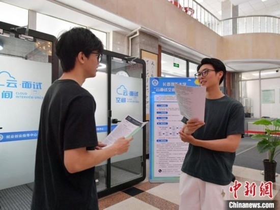 “云面試空間”吸引不少應屆畢業(yè)生前來體驗。劉棟 攝