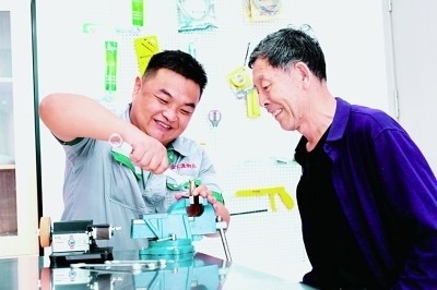 上流佳苑社區(qū)便民服務中心維修師傅李磊為社區(qū)居民提供服務。資料圖片