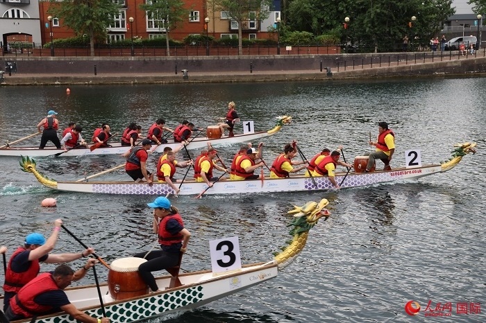 2023全英中華端午龍舟會(huì)比賽現(xiàn)場(chǎng)，幾支隊(duì)伍你追我趕。人民網(wǎng)記者 邢雪攝