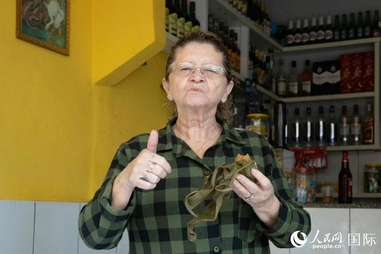 圣瑪塔社區(qū)居民品嘗粽子。王天聰攝