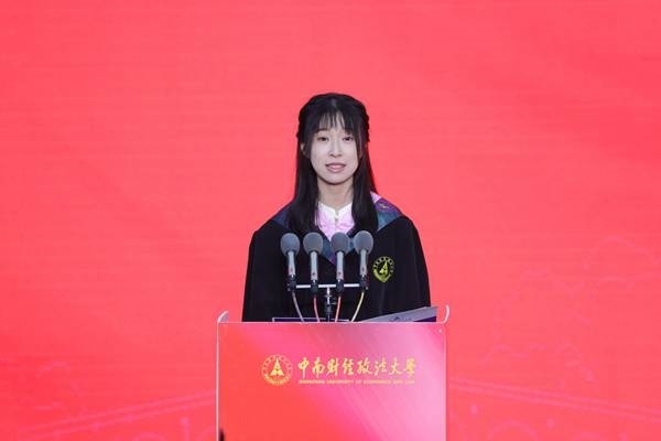 王若研在畢業(yè)典禮上發(fā)言。崔楨楨 攝