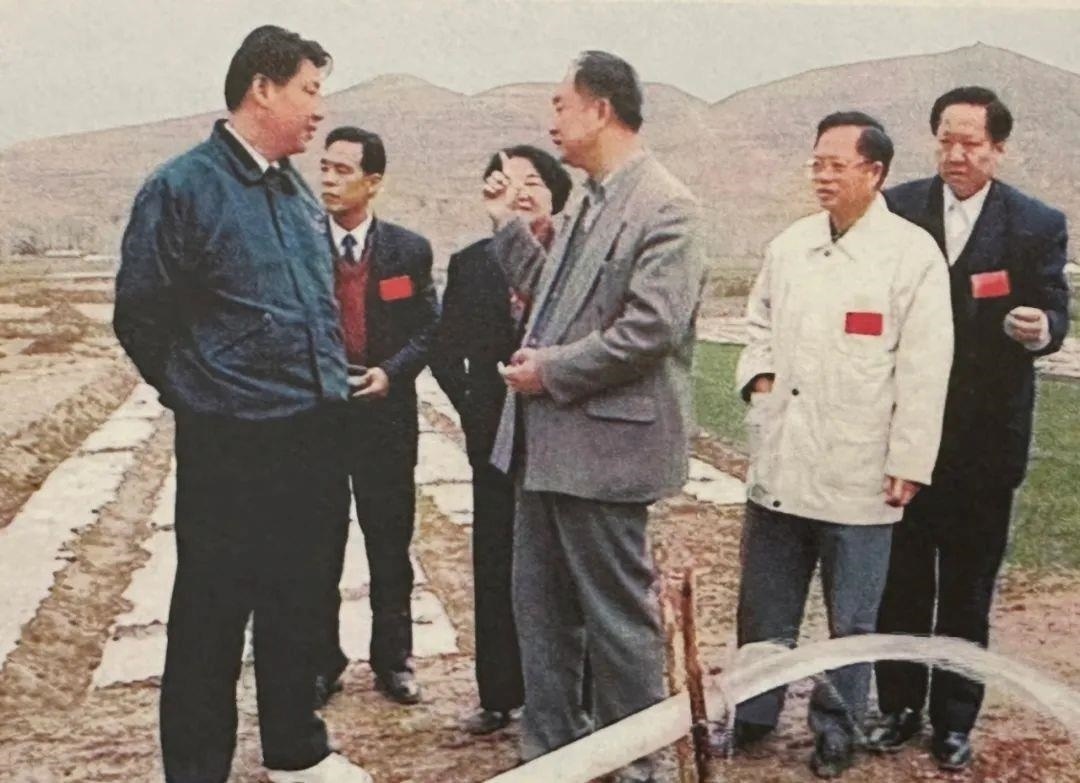 △1997年4月20日，習(xí)近平在寧夏固原市隆德縣調(diào)研。