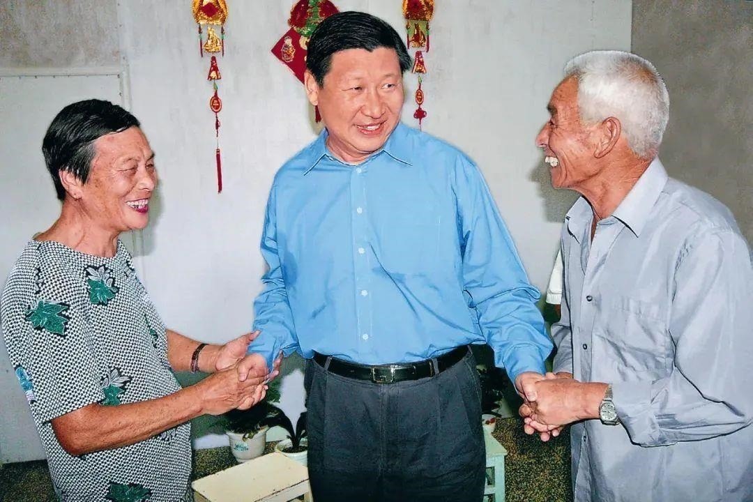 △2006年9月21日，習(xí)近平在浙江省舟山市普陀區(qū)東極鎮(zhèn)看望當(dāng)?shù)貪O民。