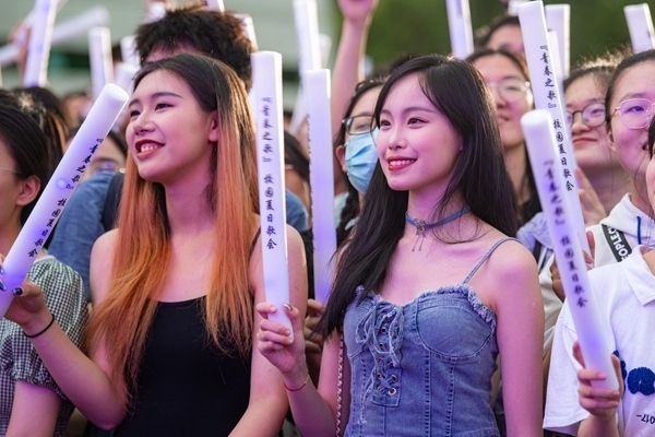 場(chǎng)下觀眾十分熱情。人民網(wǎng)記者 翁奇羽攝