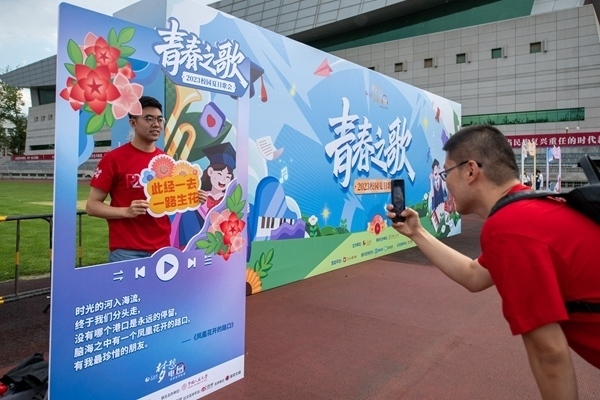 學(xué)生在市集打卡拍照。人民網(wǎng)記者 翁奇羽攝