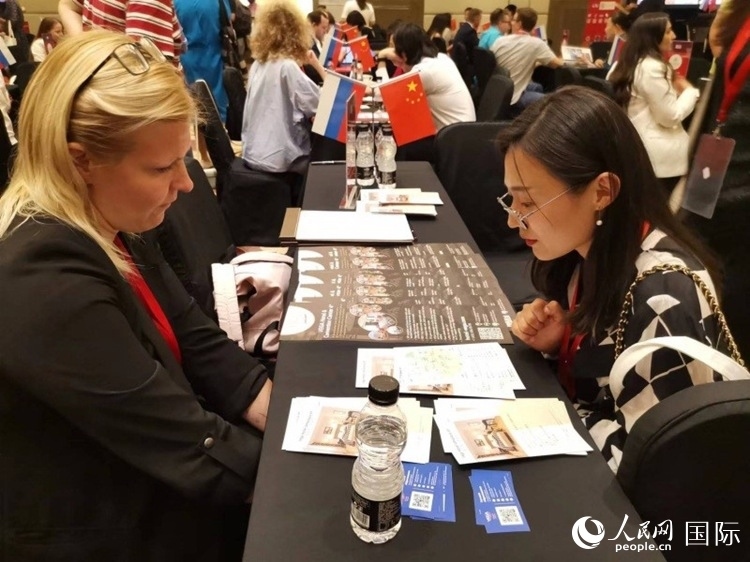 中俄旅游行業(yè)代表在北京路演活動(dòng)現(xiàn)場(chǎng)面對(duì)面溝通。人民網(wǎng)記者 楊倩攝