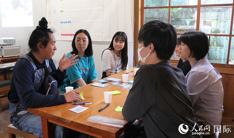 通過卡片游戲，模擬如何解決海洋垃圾問題。人民網(wǎng) 許可攝