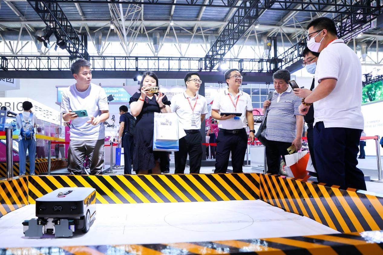 講解員向觀眾介紹智能劃線機(jī)器人。來源：受訪方供圖