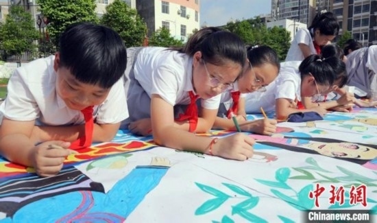 圖為學(xué)生們用手中畫筆在進(jìn)行創(chuàng)作。 興業(yè)縣融媒體中心供圖