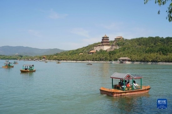 6月22日，游人在北京頤和園乘坐游船。新華社記者 任超 攝