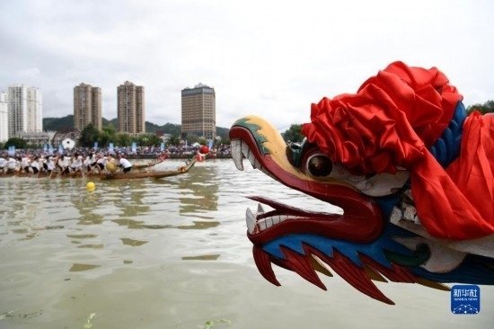 6月23日，在貴州省黔東南苗族侗族自治州施秉縣舉行的獨(dú)木龍舟節(jié)上，獨(dú)木龍舟進(jìn)行比賽。