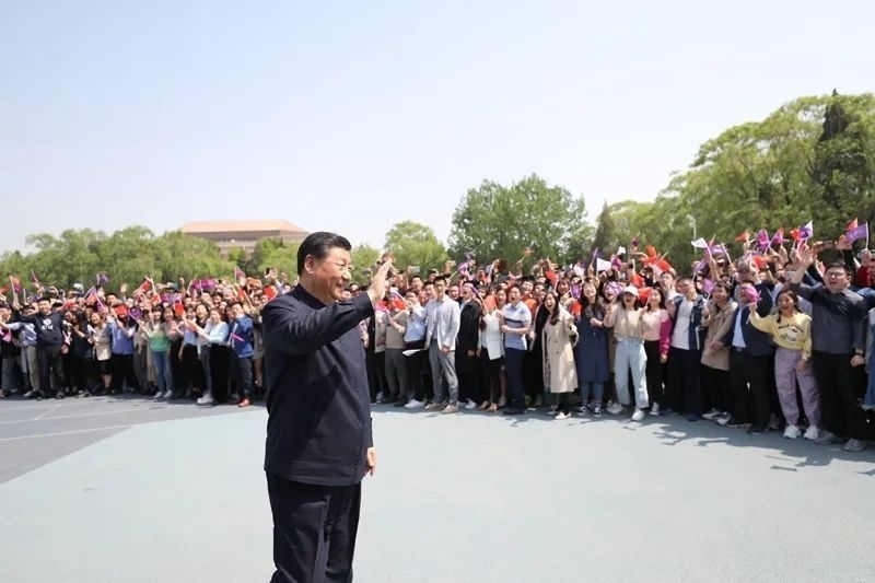 2021年4月19日，在清華大學建校110周年校慶日即將來臨之際，習近平來到清華大學考察。圖為習近平離開學校時，同師生們揮手致意。新華社記者 鞠鵬 攝