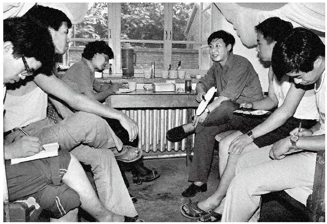 1984年7月29日，習近平與中國人民大學暑期社會實踐團成員在正定縣政府招待所宿舍座談。（圖源：《習近平與大學生朋友們》）