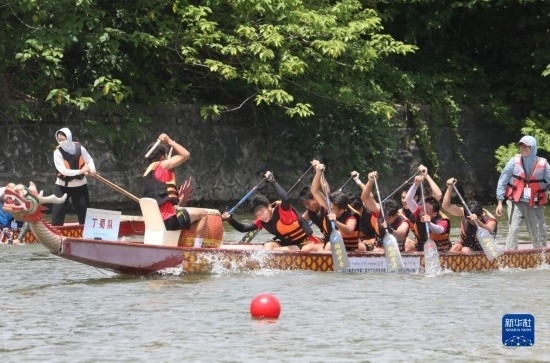 6月23日，在江蘇省宜興市舉行的龍舟競(jìng)渡賽中，參賽選手們奮力拼搏。