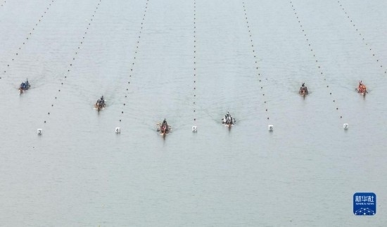 6月23日，在江蘇省泰州市水上運(yùn)動(dòng)訓(xùn)練基地，人們參加龍舟比賽（無(wú)人機(jī)照片）。