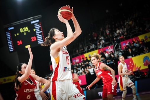 中國女籃隊(duì)員韓旭籃下進(jìn)攻。圖片來源：國際籃聯(lián)