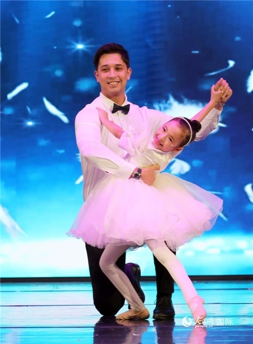 父女共舞“愛(ài)的華爾茲”。人民網(wǎng)記者 管克江攝