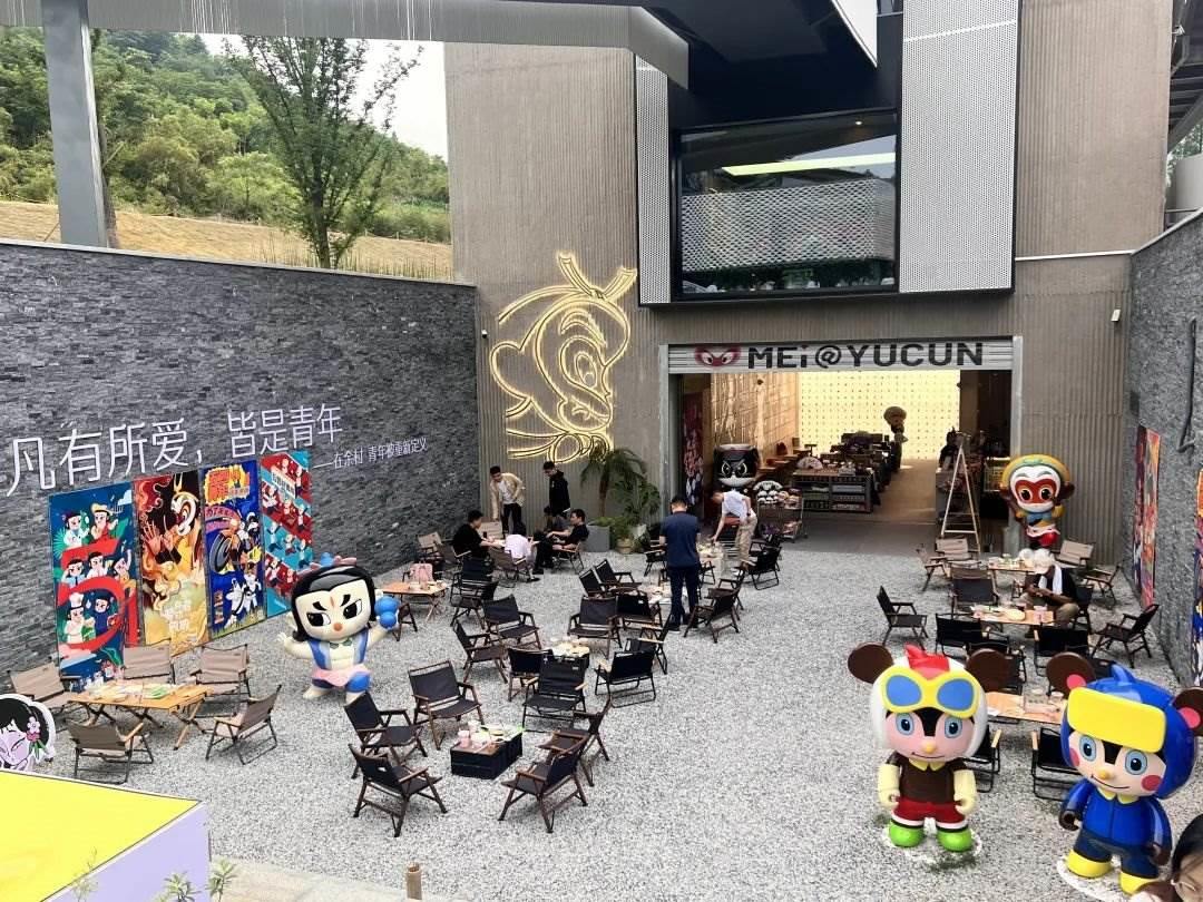 在浙江省湖州市安吉縣天荒坪鎮(zhèn)余村拍攝的國漫主題咖啡店。銳聆 攝