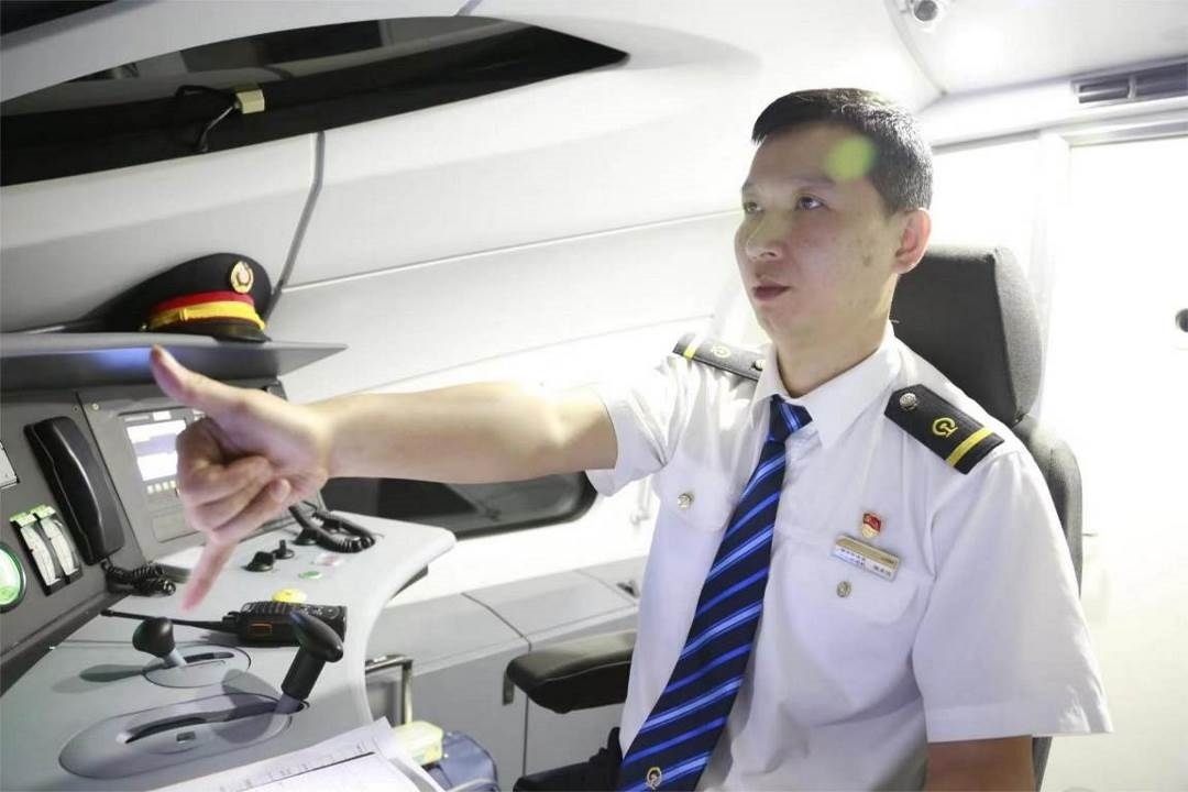 陳承儀駕駛動車組列車執(zhí)行標準作業(yè)。陳巍攝