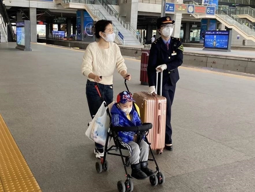 鄭海珠在站臺上引導(dǎo)旅客乘車。南昌鐵路供圖