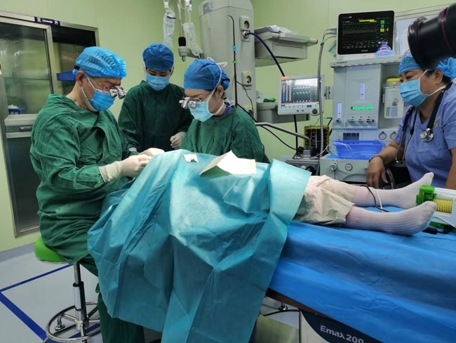 5歲的丹增貴吉正接受雙眼斜視矯正手術(shù)。人民網(wǎng)記者 李棟攝