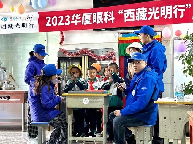 華廈眼科醫(yī)務(wù)人員對當?shù)厣倌陜和M行近視、弱視、斜視篩查。人民網(wǎng)記者 李棟攝