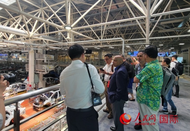 外媒記者在廣汽埃安車(chē)間參觀(guān)。人民網(wǎng) 寧玉瑛攝