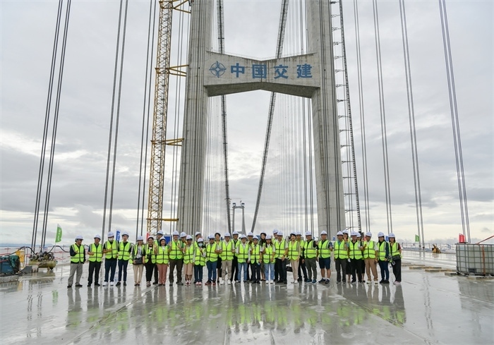 瀾湄六國媒體記者代表在建設(shè)中的深中通道伶仃洋大橋施工現(xiàn)場合影。（中交集團(tuán)供圖）