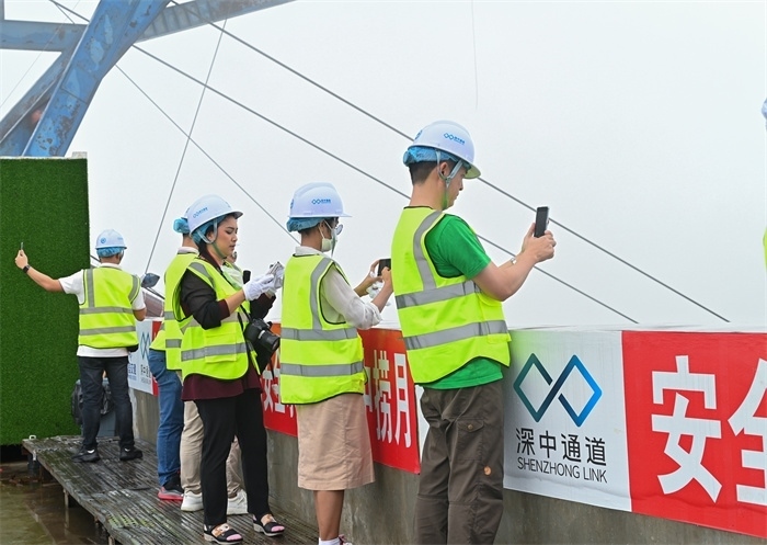 瀾湄六國媒體記者代表在建設(shè)中的深中通道伶仃洋大橋270米高塔之上拍照。中交集團(tuán)供圖