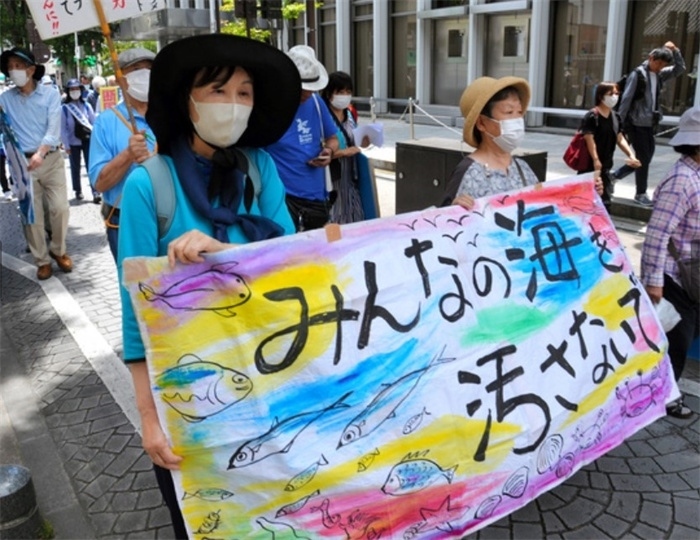 2023年6月20日，日本民眾在福島縣政府周圍舉行抗議活動(dòng)，強(qiáng)烈反對(duì)核污水排海計(jì)劃，呼吁保護(hù)漁業(yè)資源。圖片來(lái)源：《朝日新聞》