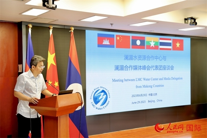 由瀾湄六國有關(guān)部門及主流媒體等組成的采訪團與中方代表在瀾湄水資源合作中心舉行座談會。水利部國際合作與科技司副司長、一級巡視員、瀾湄水資源合作聯(lián)合工作組中方組長李戈發(fā)表講話。（人民網(wǎng) 李世奇攝）