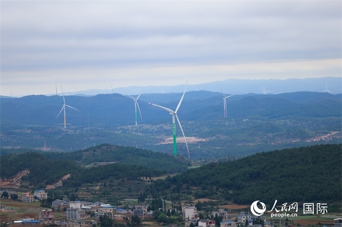 圖為位于云南省曲靖市富源縣的富源西風(fēng)電基地。（人民網(wǎng) 李發(fā)興攝）
