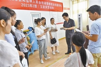  圖③：法院干警現(xiàn)場指導鄉(xiāng)村“代理家長”如何正確管護留守兒童。