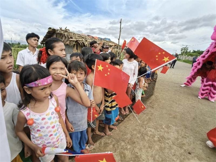 當(dāng)?shù)孛癖姛崃覛g迎中國(guó)駐菲律賓大使館一行工作訪(fǎng)問(wèn)。中國(guó)駐菲律賓大使館供圖