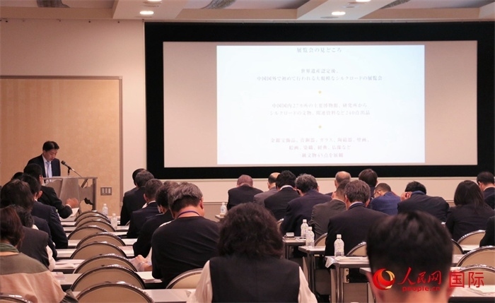 富士美術館文藝部長平野賢一介紹展覽內容。（人民網 許可攝）
