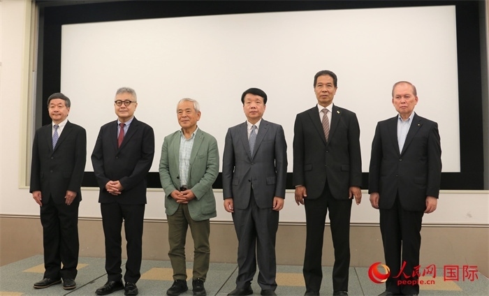 主辦方與嘉賓合影。（人民網 許可攝）
