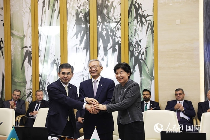 上合組織秘書處、哈駐華使館、上合組織睦鄰友好合作委員會簽署《聯(lián)合行動計劃》。人民網(wǎng) 俄布拉依攝