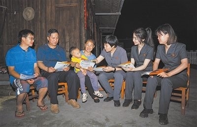 “法治屋場(chǎng)會(huì)”上，法院黨員志愿服務(wù)隊(duì)在給種植戶普及法律知識(shí)。