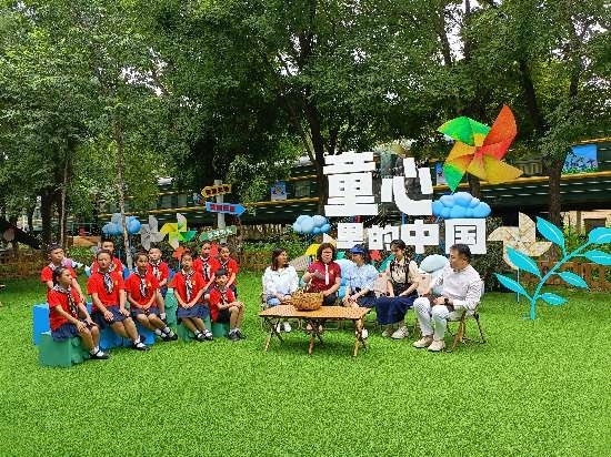 文縣東壩童聲合唱團(tuán)的孩子們?cè)谘胍暣箫L(fēng)車(chē)基地錄制節(jié)目。