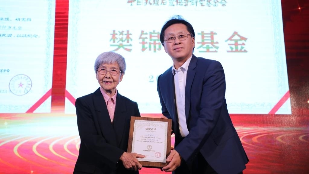 國家文物局黨組成員、副局長(zhǎng)解冰（右）為樊錦詩（左）頒發(fā)捐贈(zèng)證書。新華社記者張睿 攝