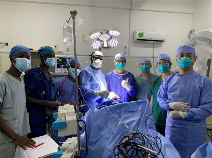 腦膿腫手術(shù)成功，全體參與手術(shù)的醫(yī)務(wù)工作者合影留念。中國(guó)第二十九批援幾內(nèi)亞醫(yī)療隊(duì)供圖