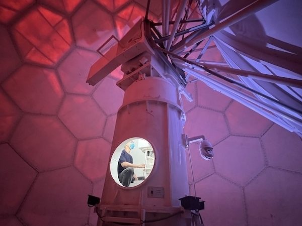 寧德國(guó)家天氣雷達(dá)站工作人員正在清洗雷達(dá)滑環(huán)。人民網(wǎng)高清揚(yáng)攝