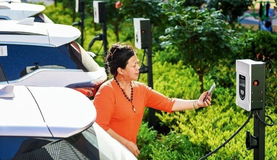 2023年5月24日，山東省膠州市新立街小區(qū)內(nèi)一位居民使用電動(dòng)汽車充電樁掃碼充電。該小區(qū)加裝各類智慧設(shè)備，打造“智慧社區(qū)”，為居民生活帶來便利。