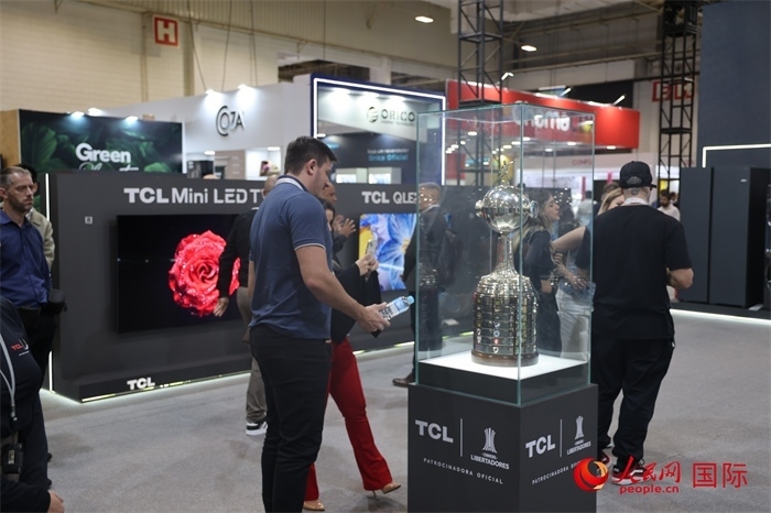 參觀者在TCL展臺(tái)前觀看南美解放者杯獎(jiǎng)杯，據(jù)介紹，TCL是南美解放者杯（2023—2026賽季）全球官方合作伙伴。（人民網(wǎng)記者 時(shí)元皓攝）