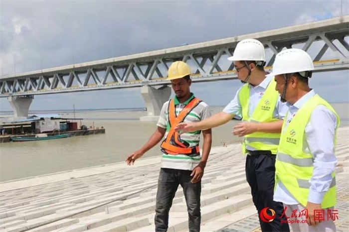 孟加拉國帕德瑪大橋河道整治工程北岸整治區(qū)域長1.5千米，南岸長11.5千米，是目前世界上規(guī)模最大的河道整治工程。人民網(wǎng)記者 孫廣勇攝