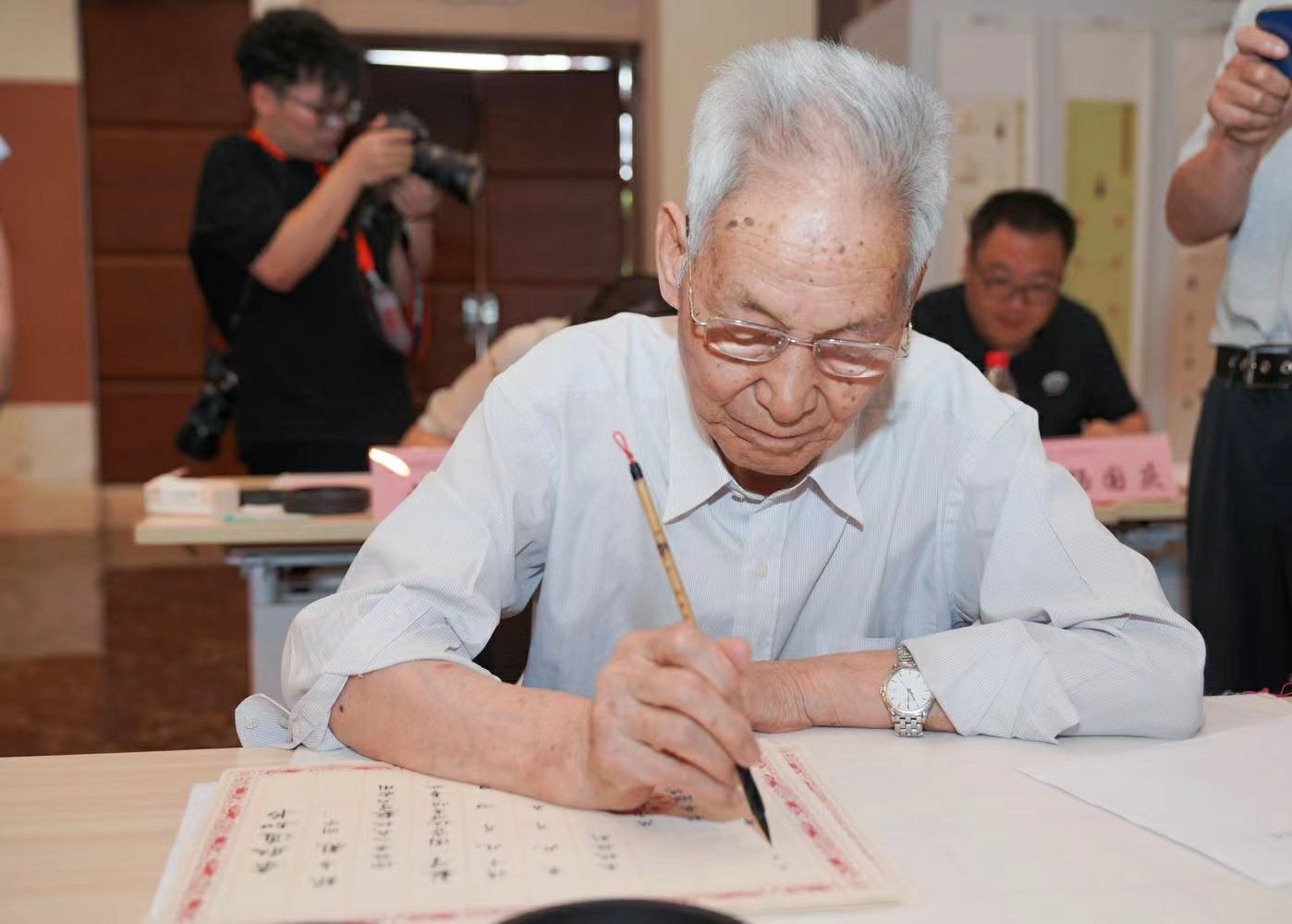 老教授們用毛筆書寫2023級新生錄取通知書。校方供圖