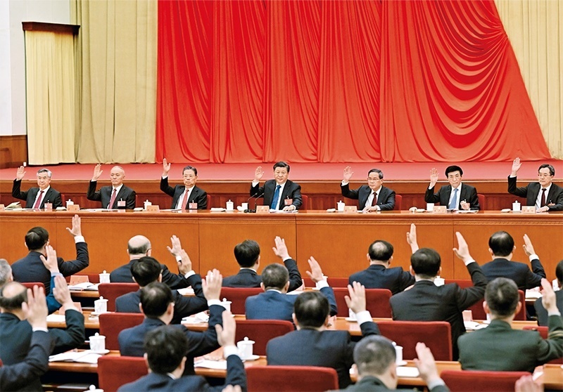 中國(guó)共產(chǎn)黨第二十屆中央委員會(huì)第二次全體會(huì)議，于2023年2月26日至28日在北京舉行。這是習(xí)近平、李強(qiáng)、趙樂(lè)際、王滬寧、蔡奇、丁薛祥、李希等在主席臺(tái)上。 新華社記者 謝環(huán)馳/攝