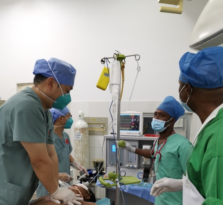 麻醉科李學(xué)斌醫(yī)生和手術(shù)室護(hù)士趙鈺進(jìn)行復(fù)蘇搶救。中國第二十九批援幾內(nèi)亞醫(yī)療隊(duì)供圖